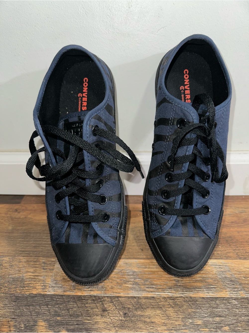 Converse Men’s Navy & Black Low Top Canvas Sneakers. Men’s size 7.5 Woman’s 9.5